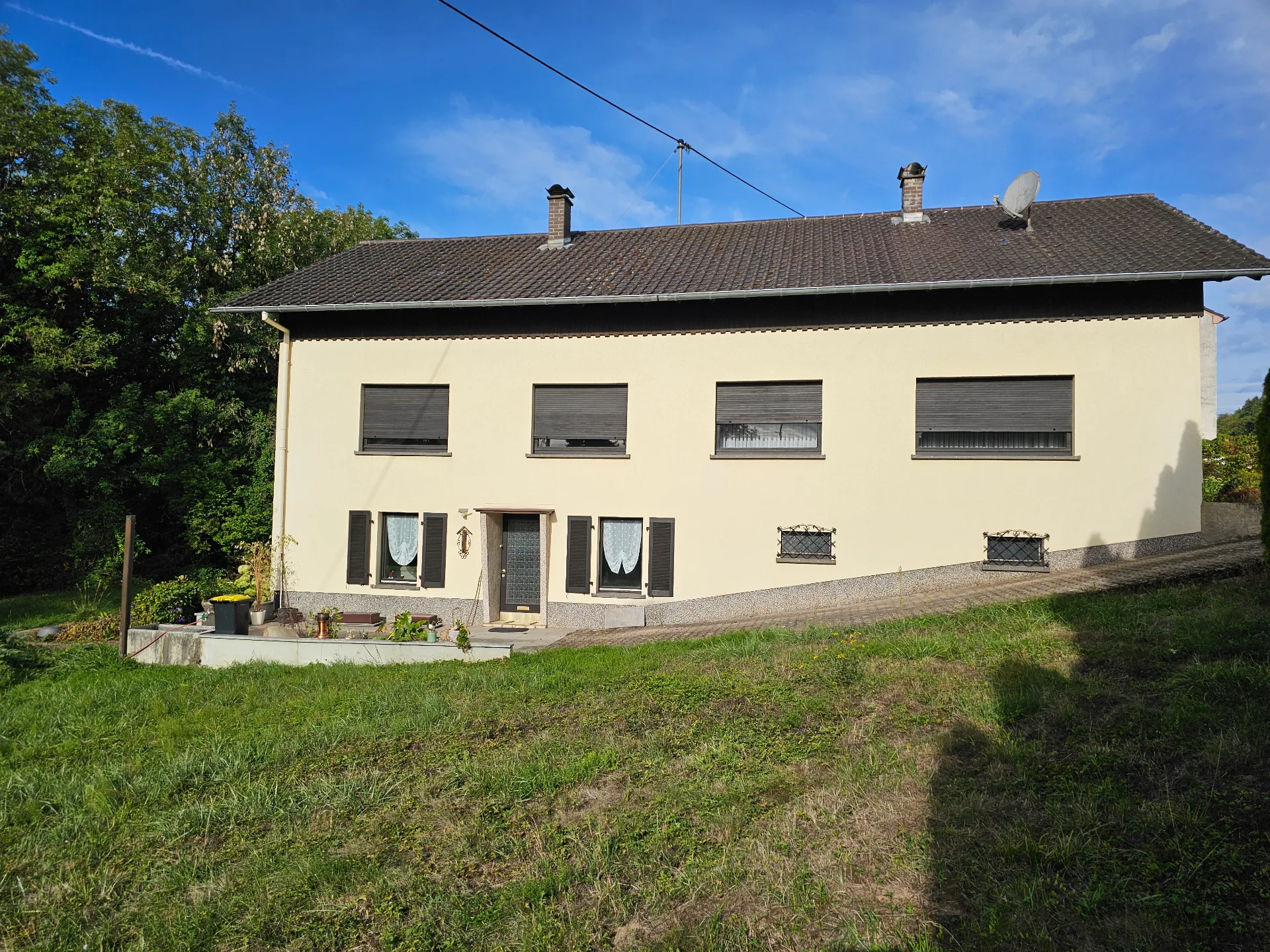 Gemütliches Einfamilienhaus + 2 Baugrundstücke in Merzig. Sofort verfügbar